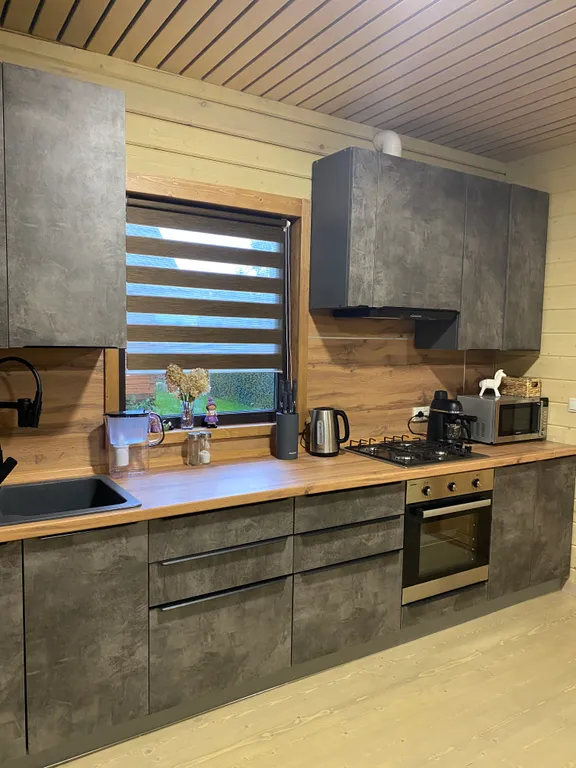 Уютный домик в лесу около реки