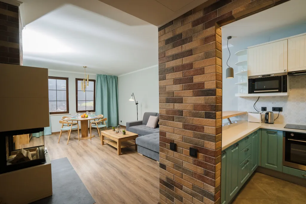 Красивый современный апартамент с 3 спальнями. Камин. Терраса. Горы.