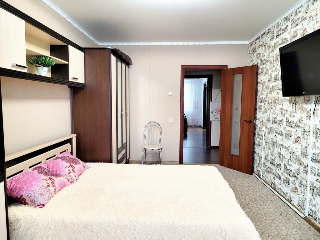 Двушечка возле Леруа