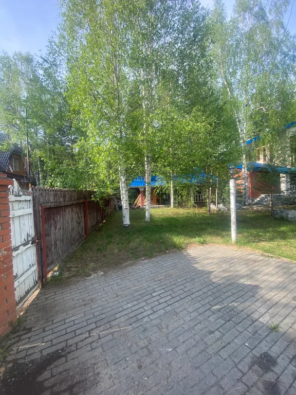 Уютный домик на берегу реки