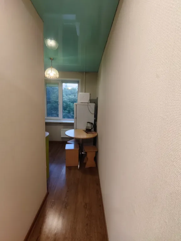 Квартира находится в центре города, рядом магазины, остановка.