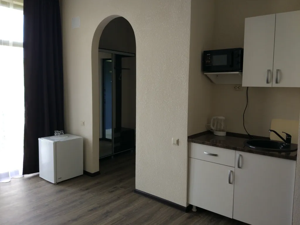 Двухкомнатный люкс с двумя балконами с видом на море и горы.