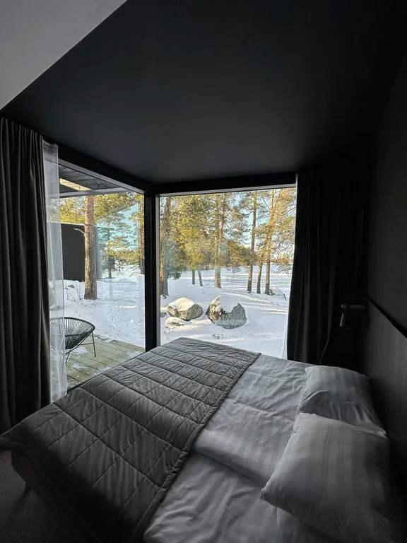 Загородный дом Helsinki с панорамными окнами на берегу реки Вуокса