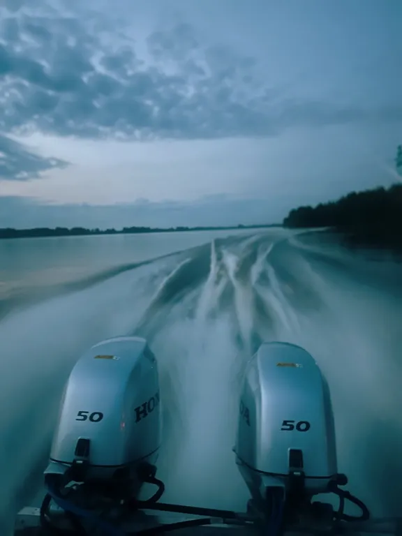 Двухэтажный дом на берегу реки Волга