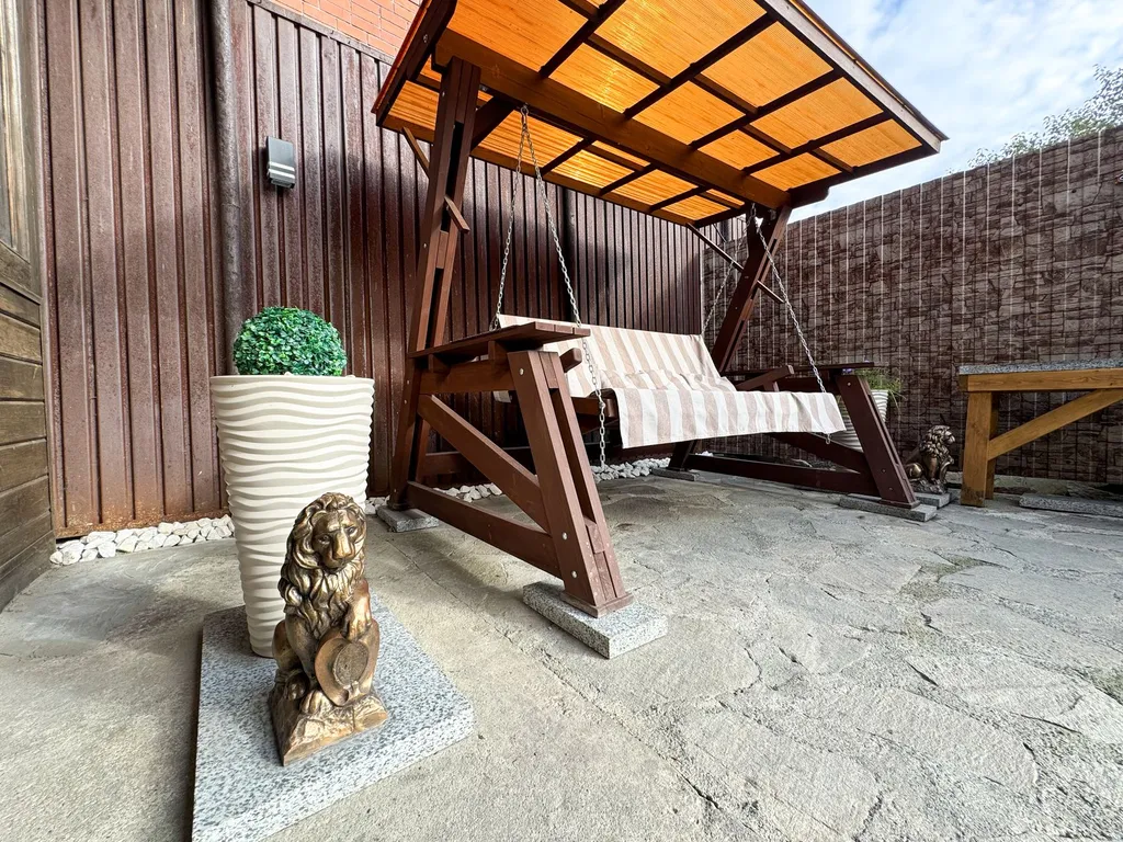 Современный дом с баней и караоке