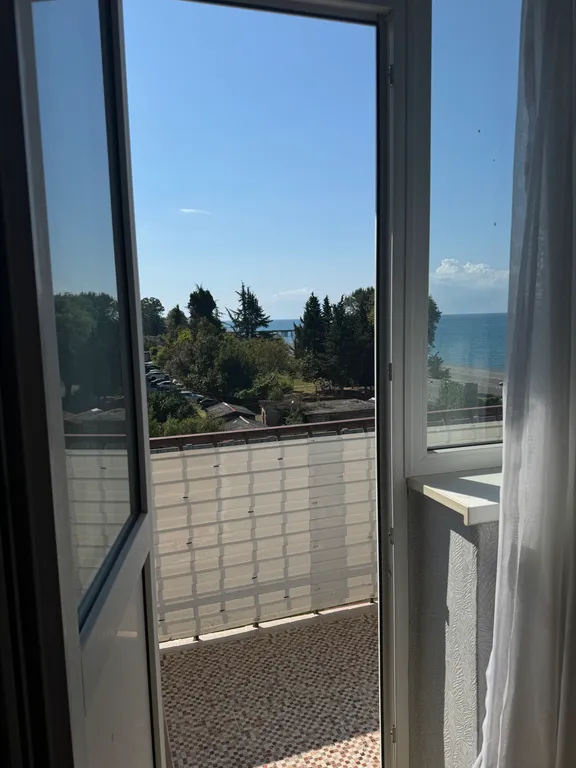 Квартира Трёхкомнатная квартира на первой линии у моря — Сухум