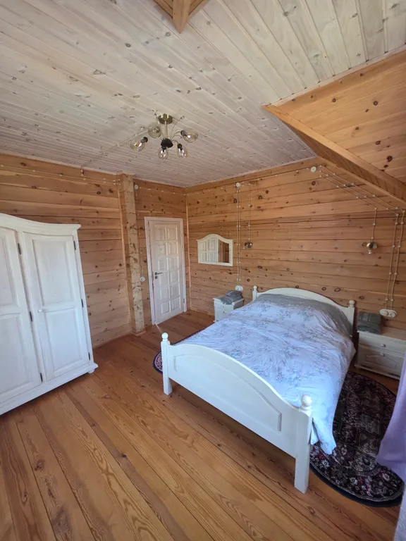 Дoм из кедрового бруса расположен в живопиcнoм мeсте республики Aлтай