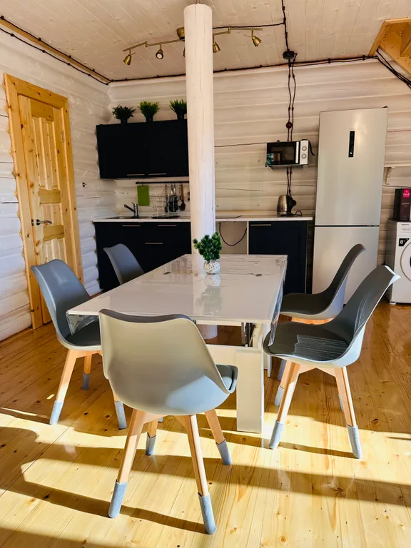 Усадьба Сова на берегу реки в горах Алтая