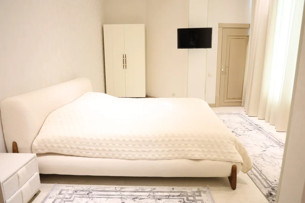 Двухкомнатный номер с king-size кроватью и диваном в гостиной