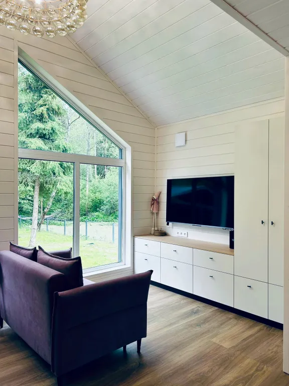 Дом в лесу у озера