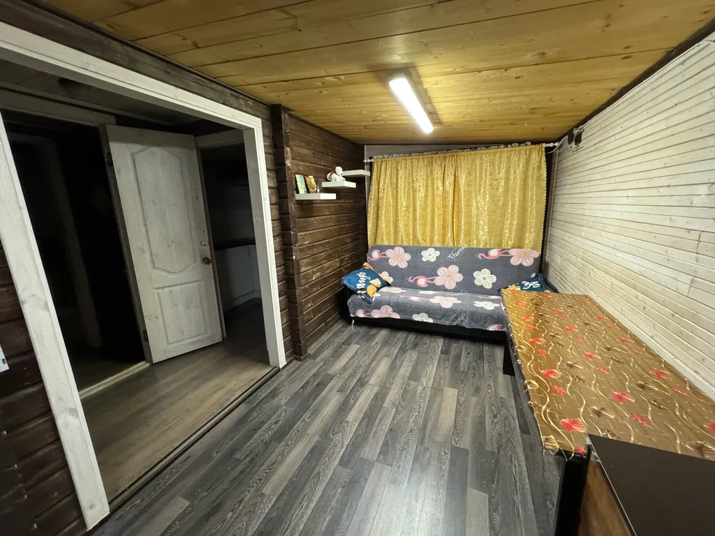 Дом на берегу озера в центре города