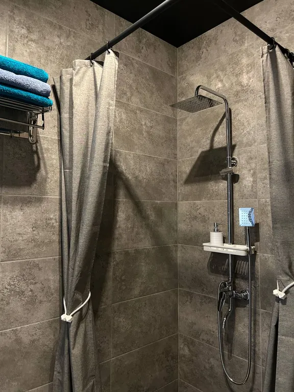 Уютная квартира с джакузи в спальне и массажным креслом