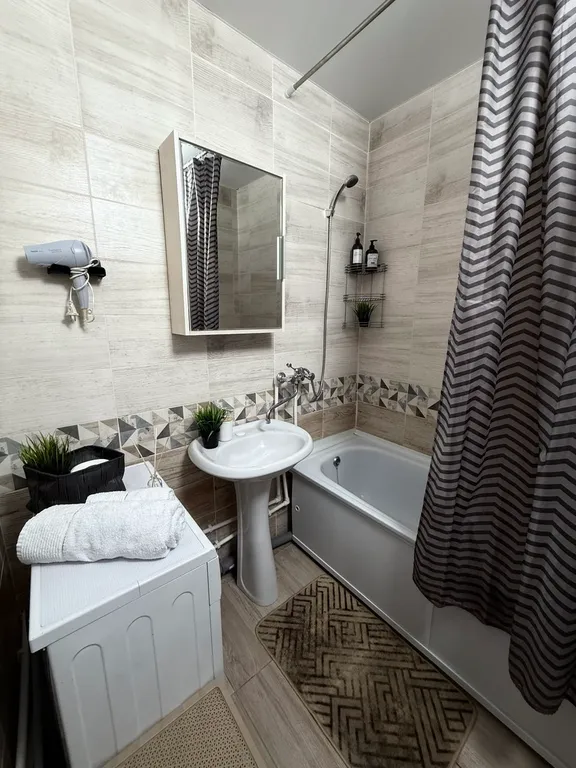 Еврдвушка в развитом районе