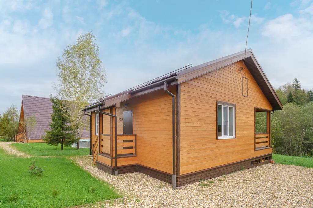 Новый загородный дом у реки с баней и бассейном