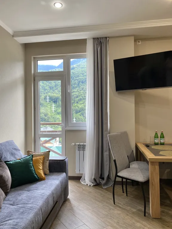 Евродвухкомнатный апартамент с балконом и видом на пик Аибга