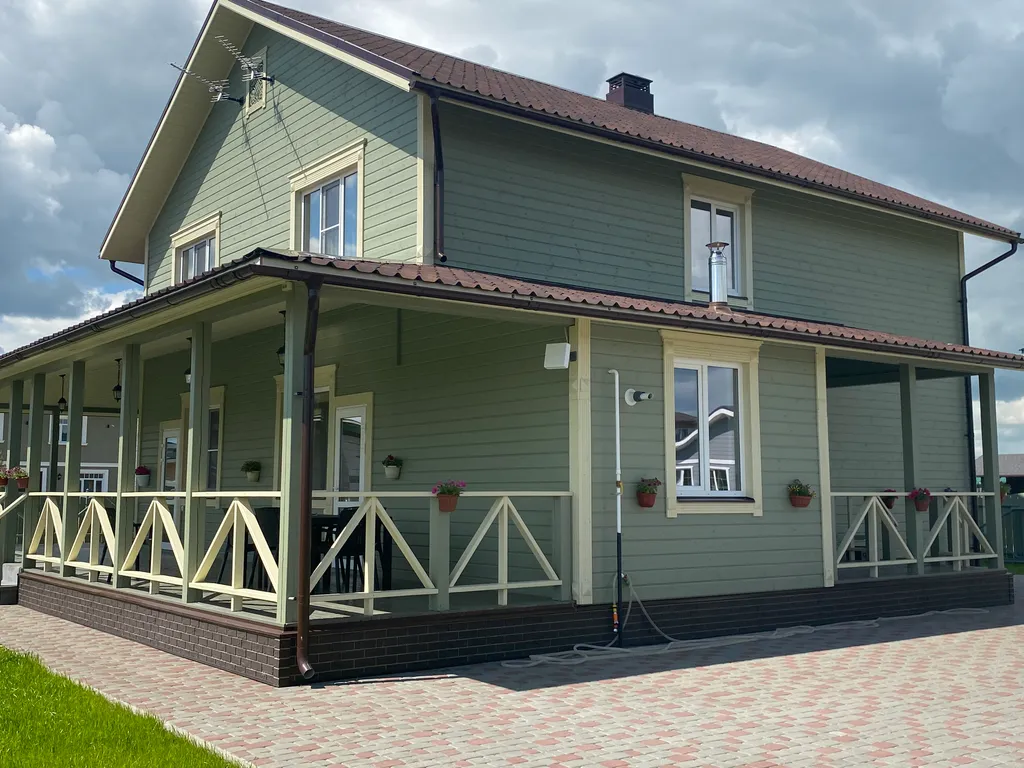 Уютный дом с большой верандой