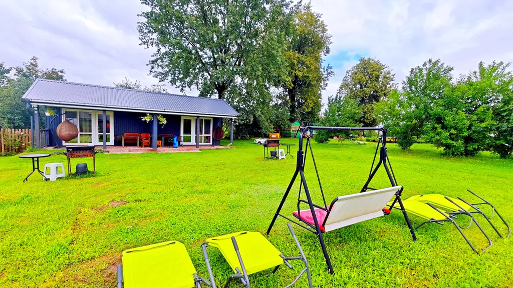 Фиолетовая студия делюкс с собственной террасой и отдельным входом