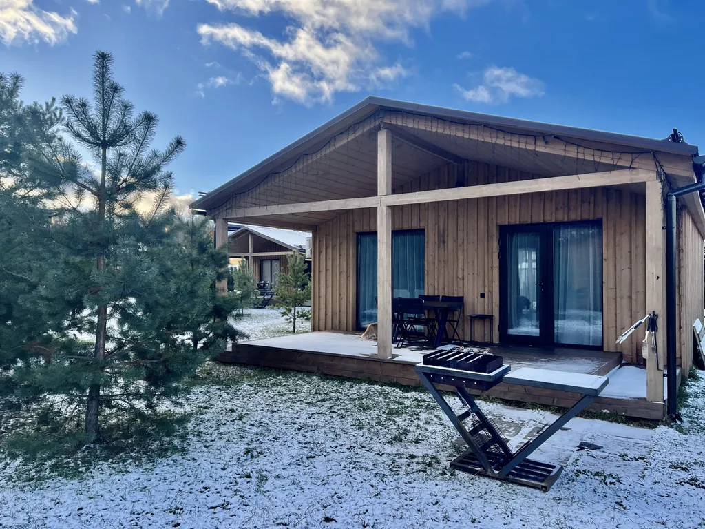 Просторный двухкомнатный коттедж 75 метров в лесу у пруда