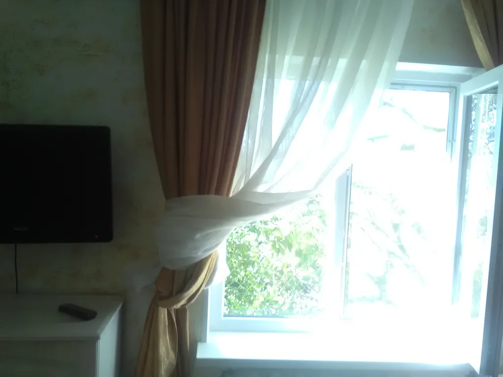 Первый этаж дома с отдельным входом и небольшим двориком