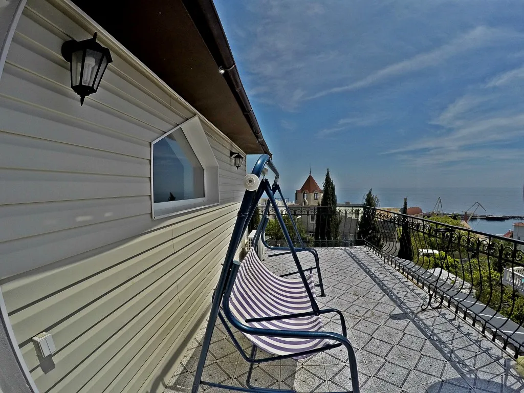 Дом в Ялте с бассейном и сауной