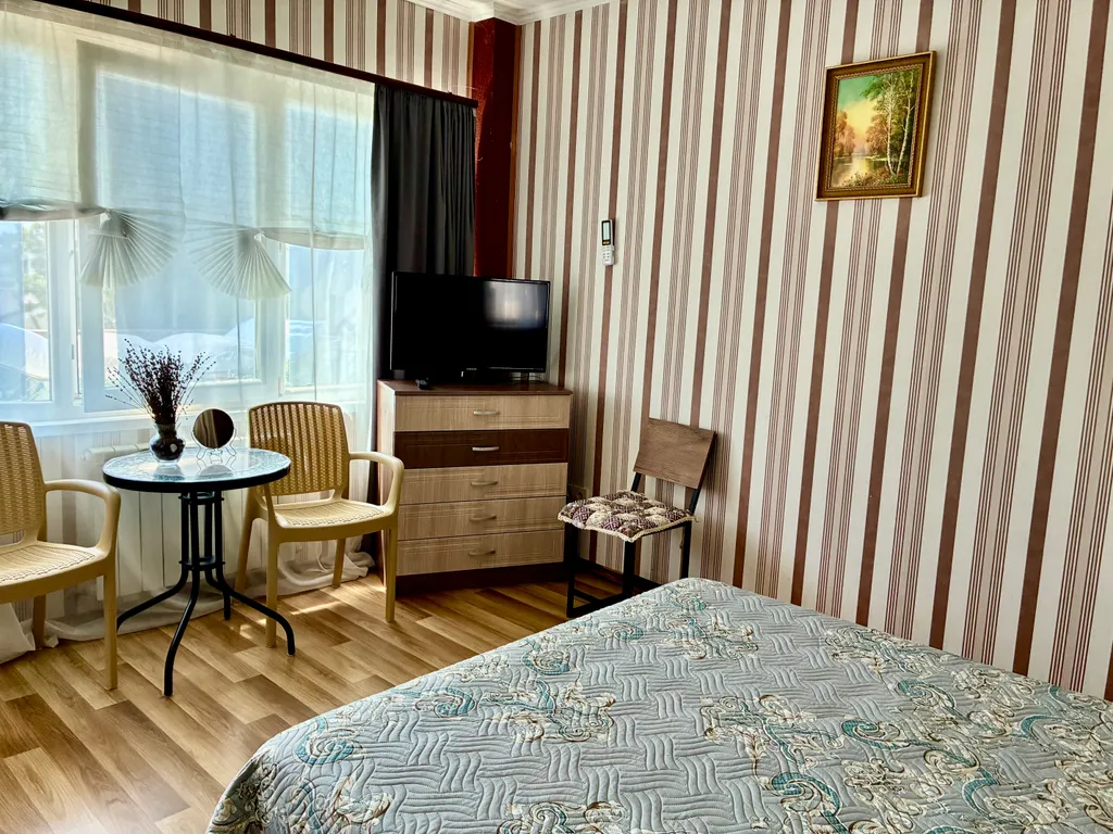 Уютная комната в частном доме  со своим двором.