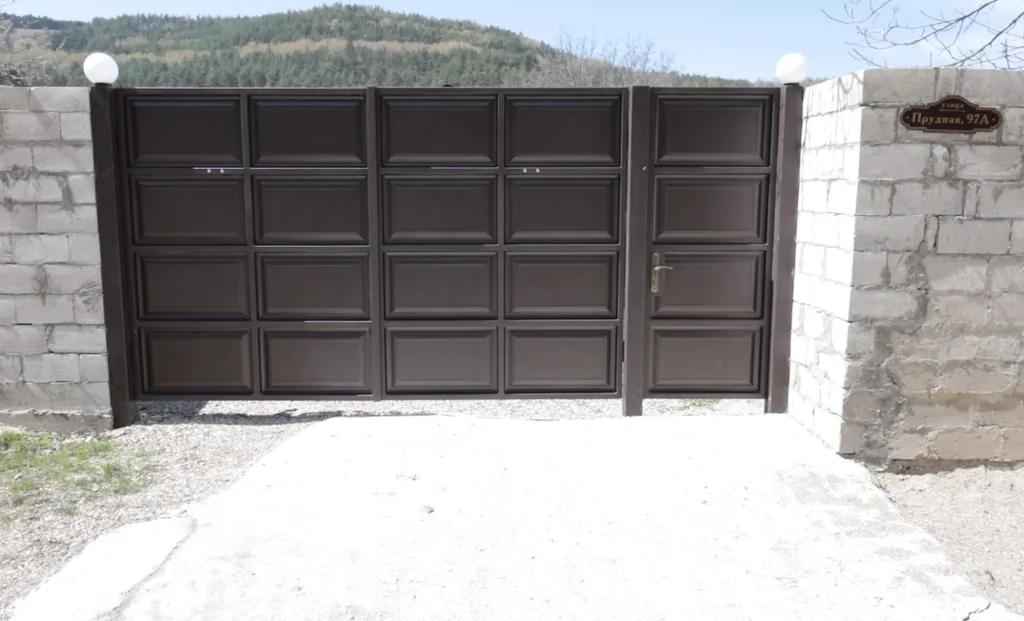 Уютный дом с видом на ущелье