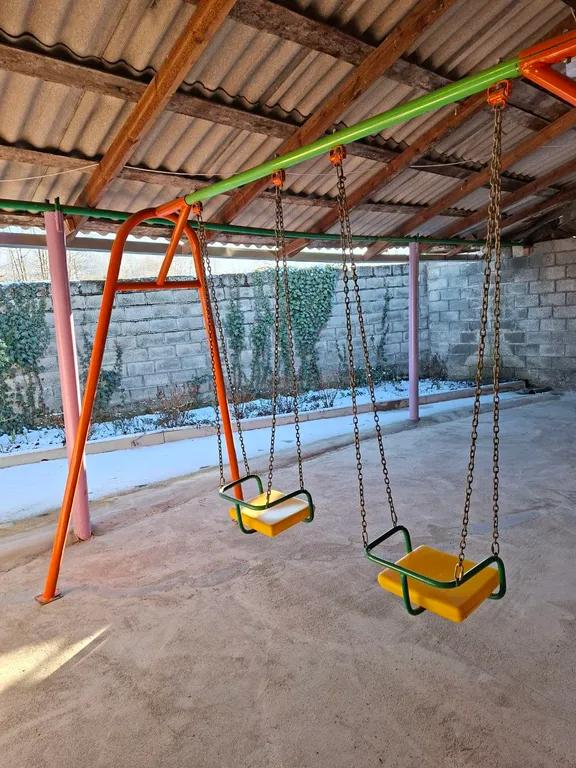 Уютный дом возле термального источника по дороге на курорт Мамисон