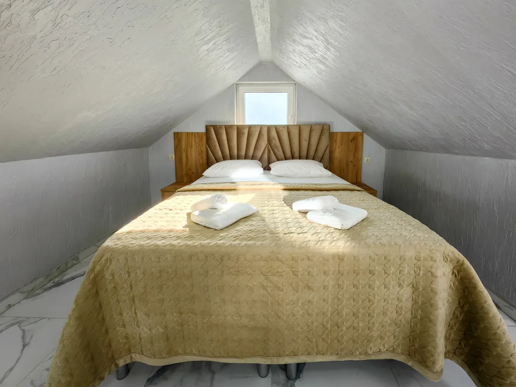 Мансардная студия с частичным видом на горы