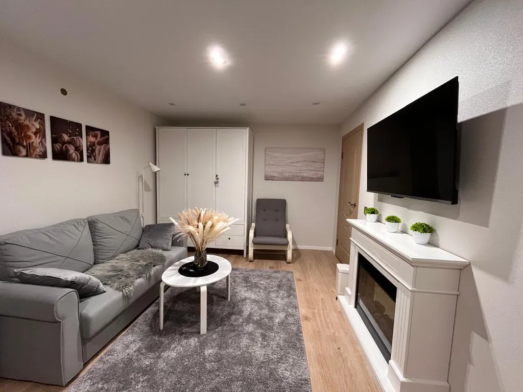 Современная квартира с камином в центре