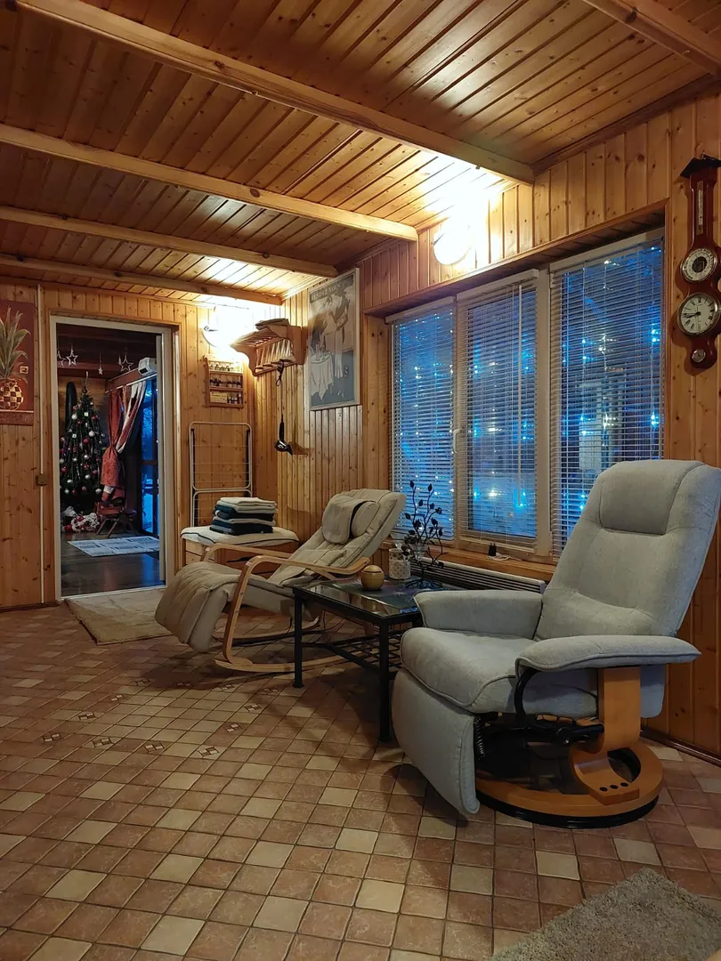 Приглашаем на тотальное расслабление и восстановление. Два массажных кресла в комнате отдыха в спа-зоне помогут насладиться полным релаксом в нашем банном спа-комплексе.