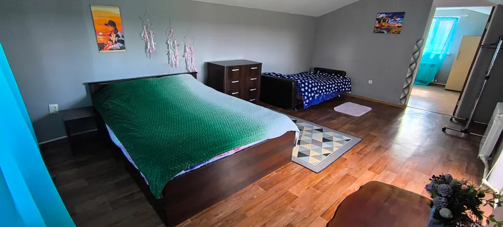 Уютный дом на берегу реки Великой