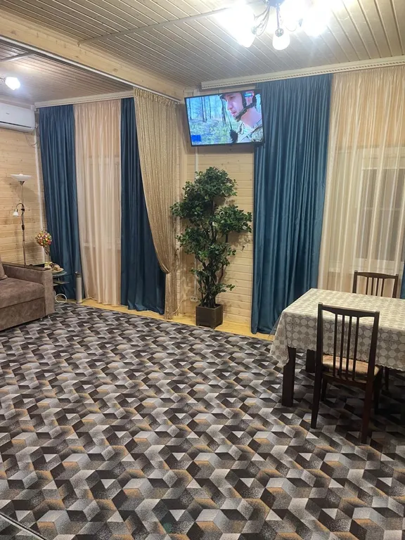 Деревянный дом на берегу Азовского моря