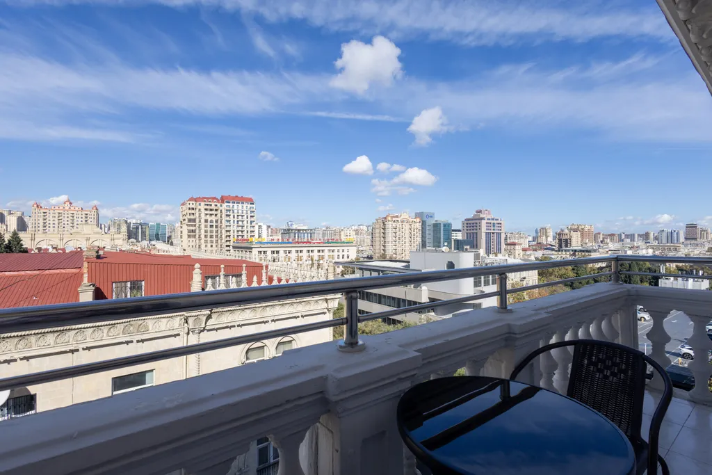 Апартаменты с видом на торговую улицу