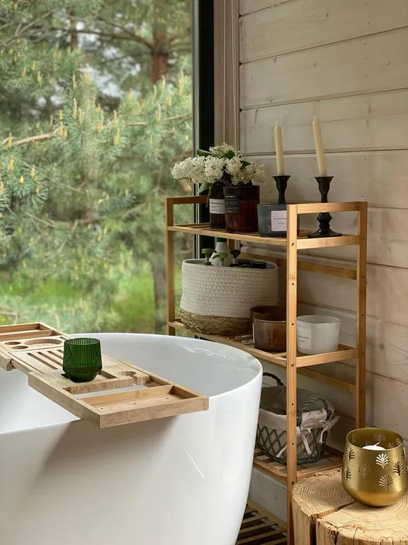 Скандинавский дом с ванной внутри и видом на лес