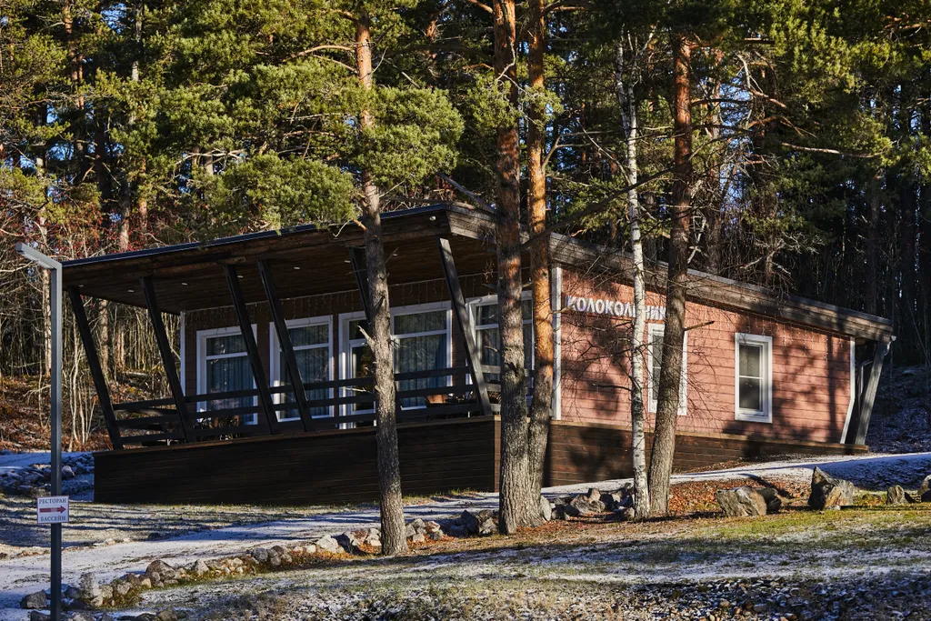 Просторный коттедж с 4 спальнями, камином и террасой