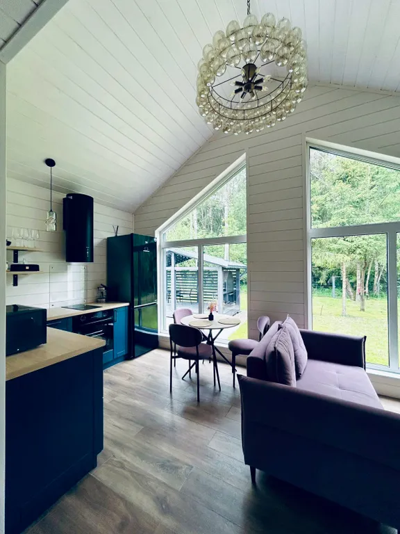 Дом в лесу у озера