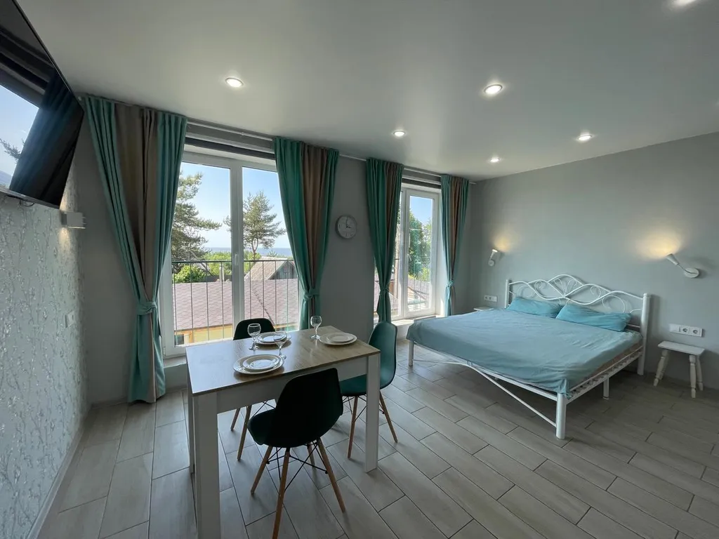 Студия с панорамным видом на озеро