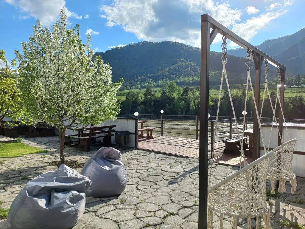 Комплекс с видом на реку в центре Чемала