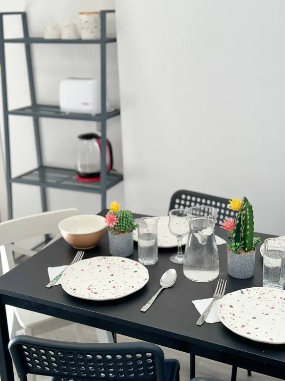 Уютная квартира напротив бассейна со своими лежаками, 7 спальных мест