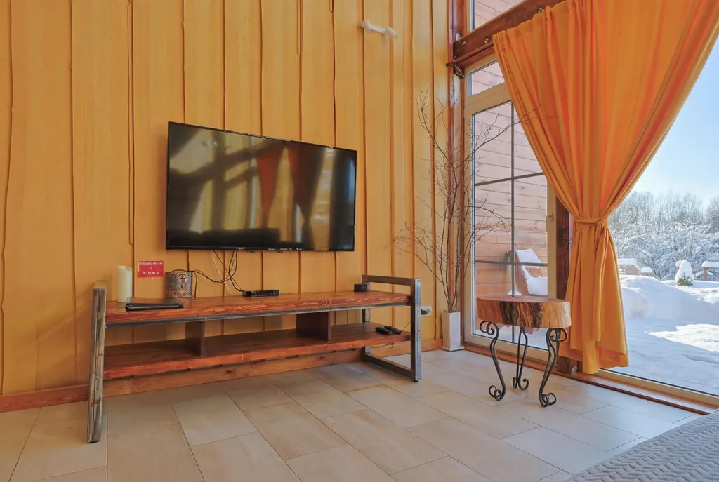 Современный двухэтажный дом из натурального дерева, с большими окнами