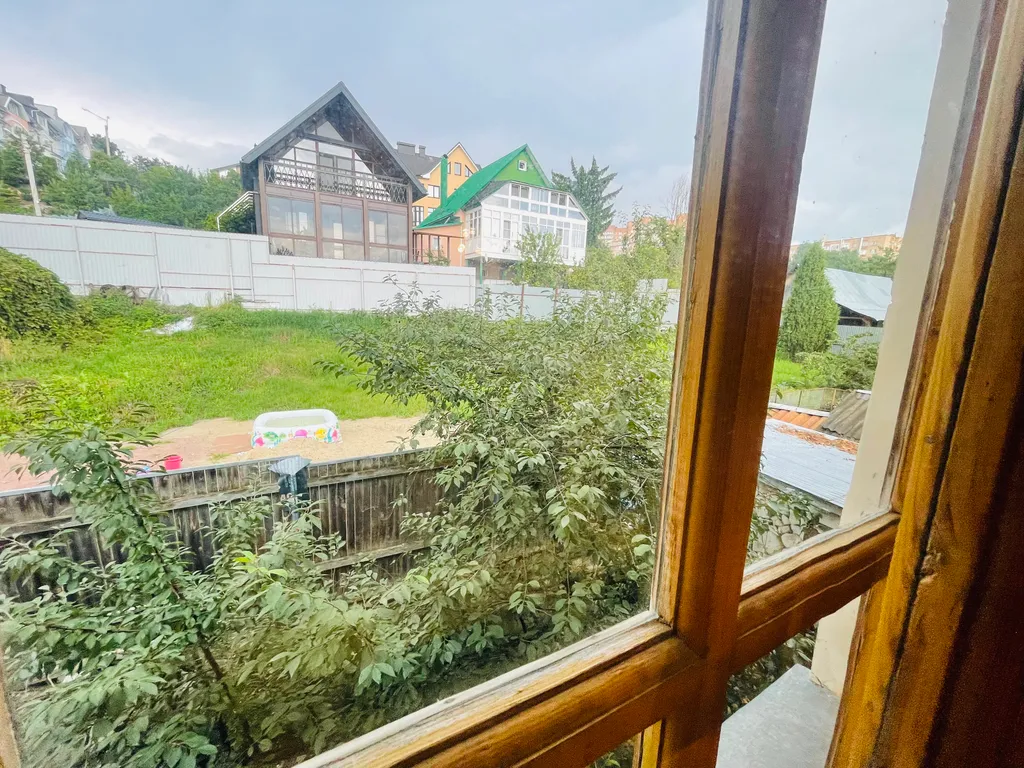 Уютный номер с выходом в сквер Волкова