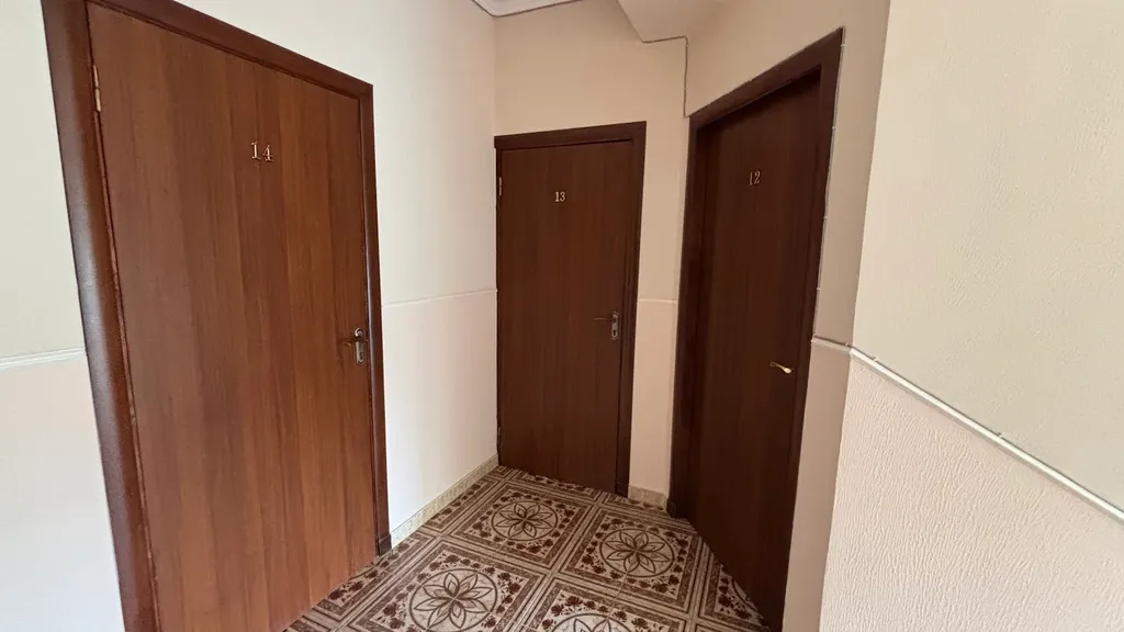 №13 Трёхместный номер с балконом с видом на парковку.