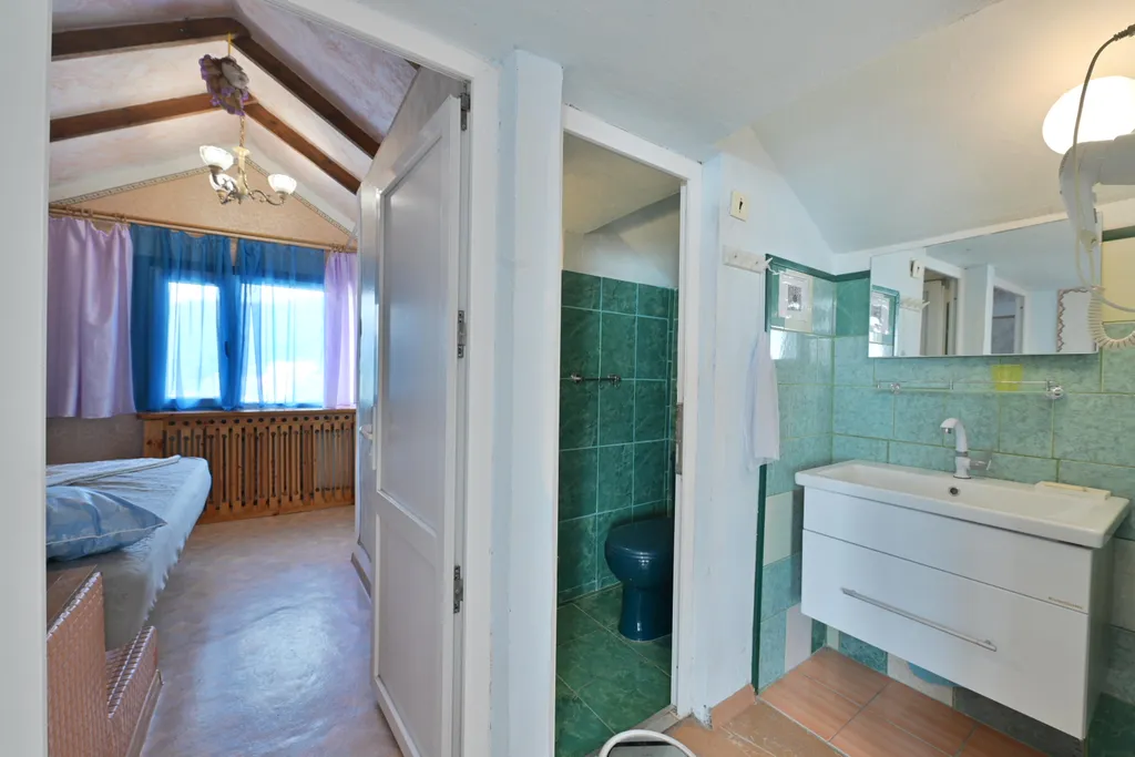 Этаж в коттедже с огромным балконом, 2 спальнями, гостиной и кухней