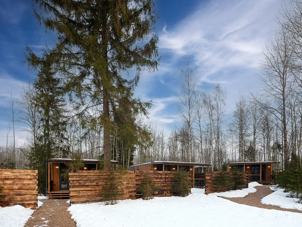 Семейный коттедж с баней и чаном в Шишкин Плейс в хвойном лесу