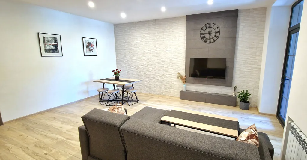 3-комнатная квартира с видом на парк у площади Республика