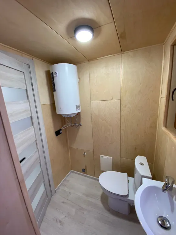 Уютный лесной домик на берегу ручья с выходом в лес