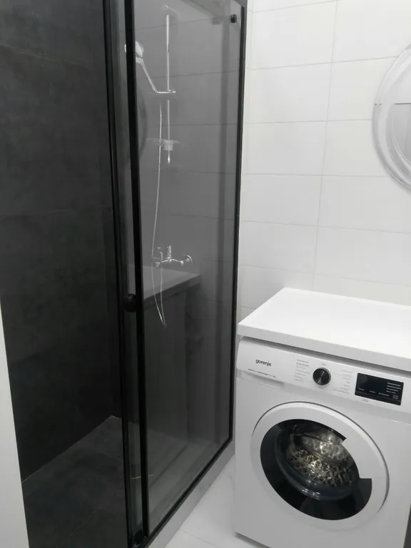 Дизайн-студия со стеклянной спальней