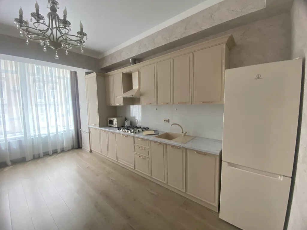 Двухкомнатная квартира с балконом в центре города