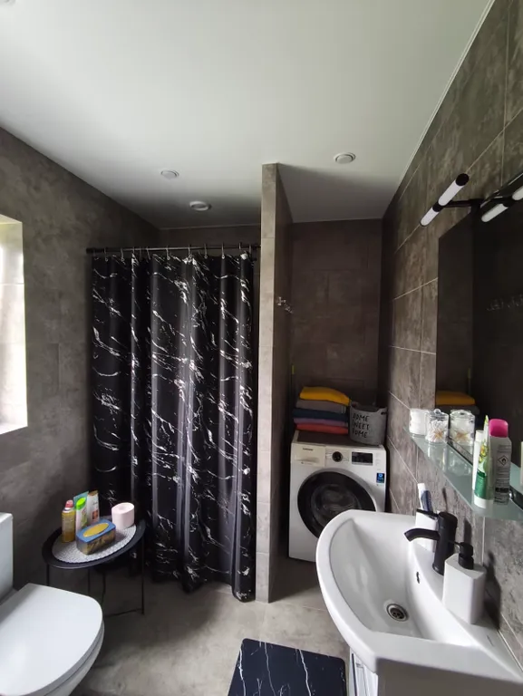 Уютный дом в черте города для комфортного отдыха в лесной местности