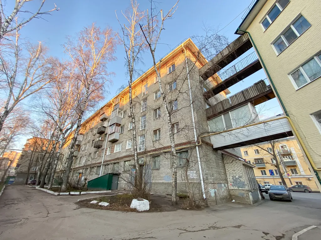 Студия с ёлочкой и балконом в центре города